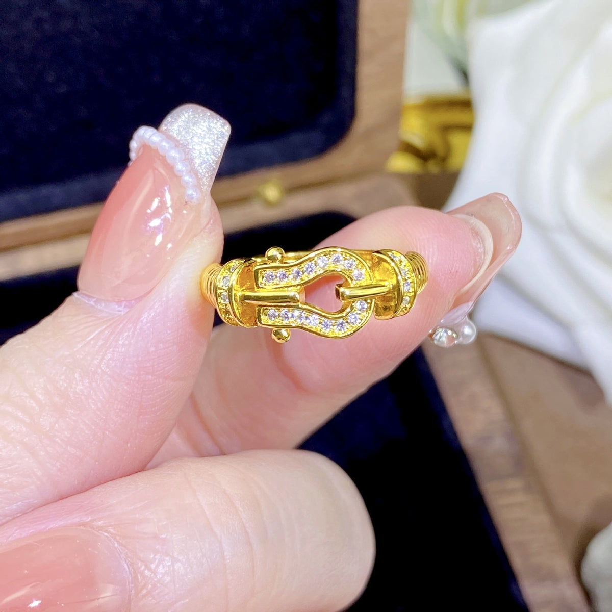 GOLDURA® PAVÉ HORSEBIT TWISTED RING