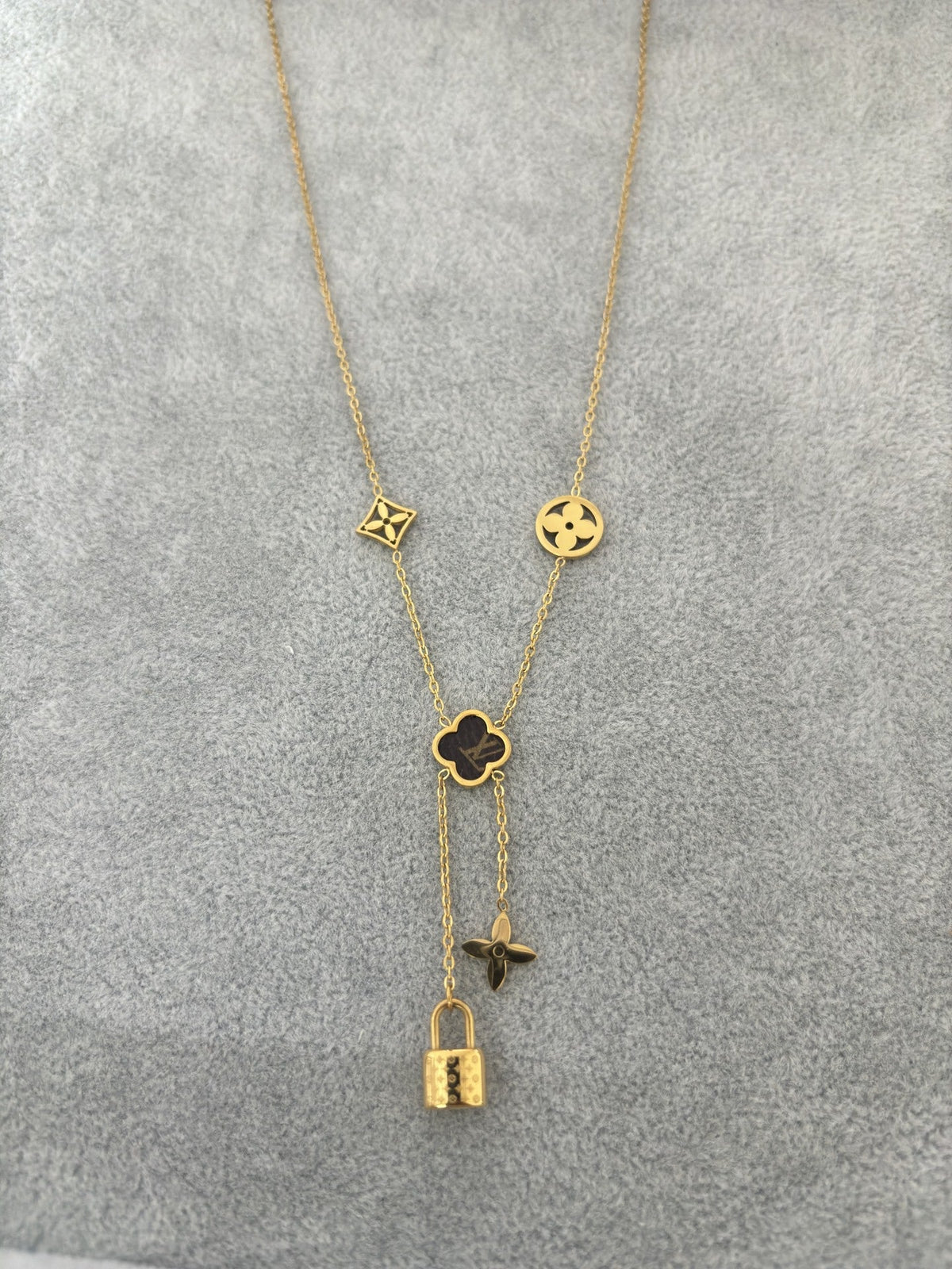 GOLDURA® CLOVER CHARM NECKLACE