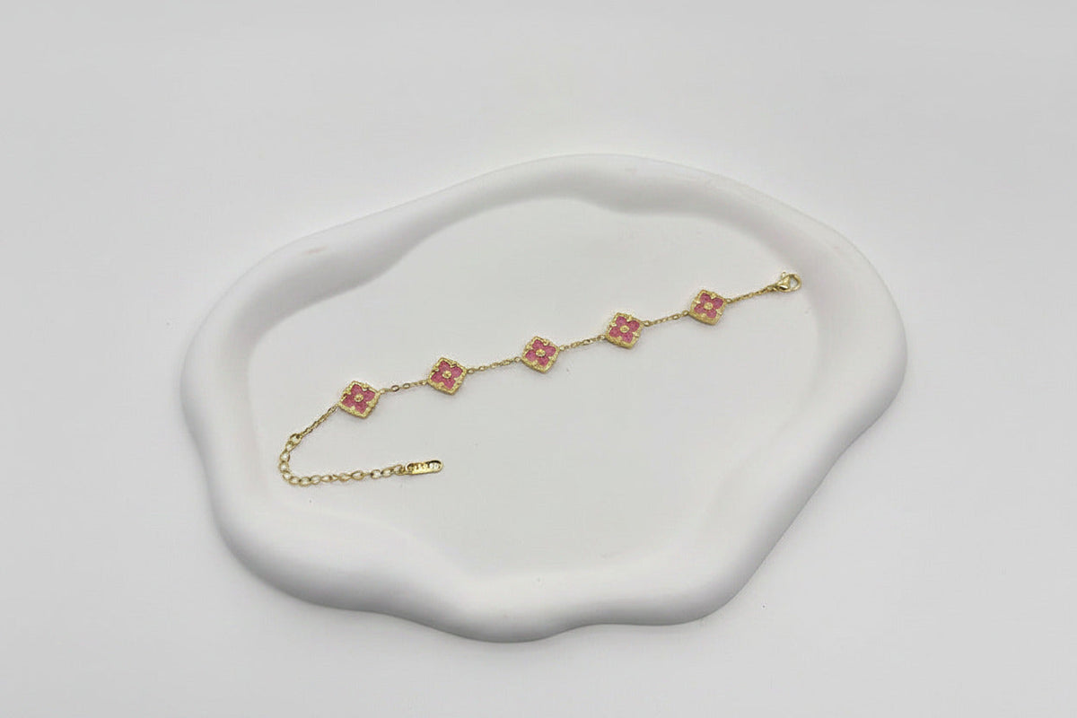 Chic Geometric Quatrefoil Statement Wristwear
