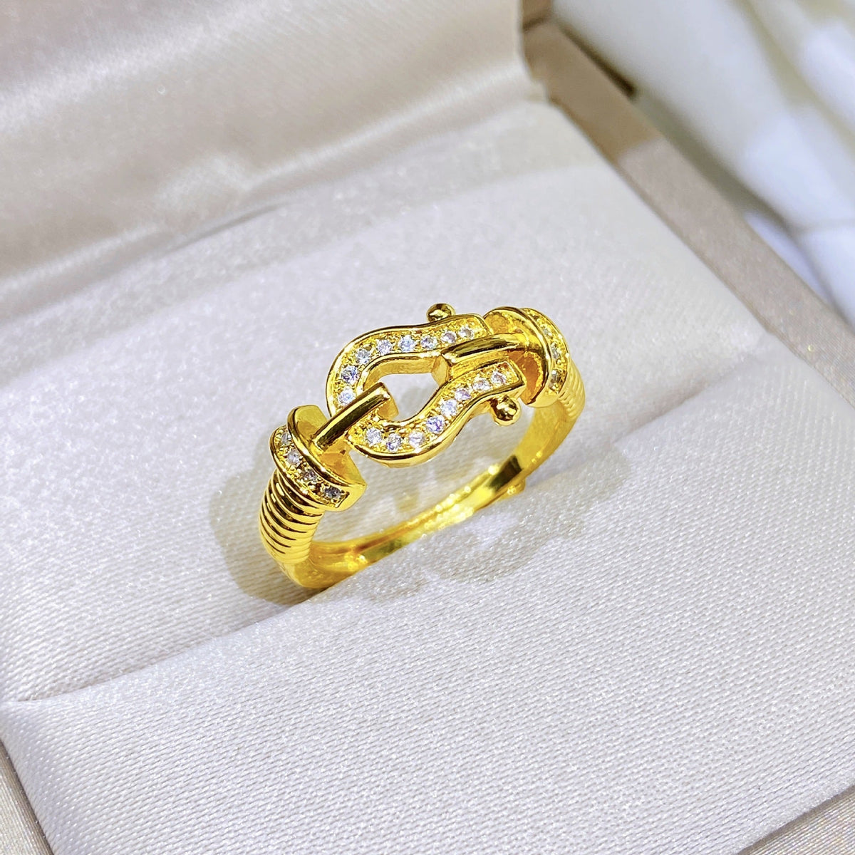 GOLDURA® PAVÉ HORSEBIT TWISTED RING