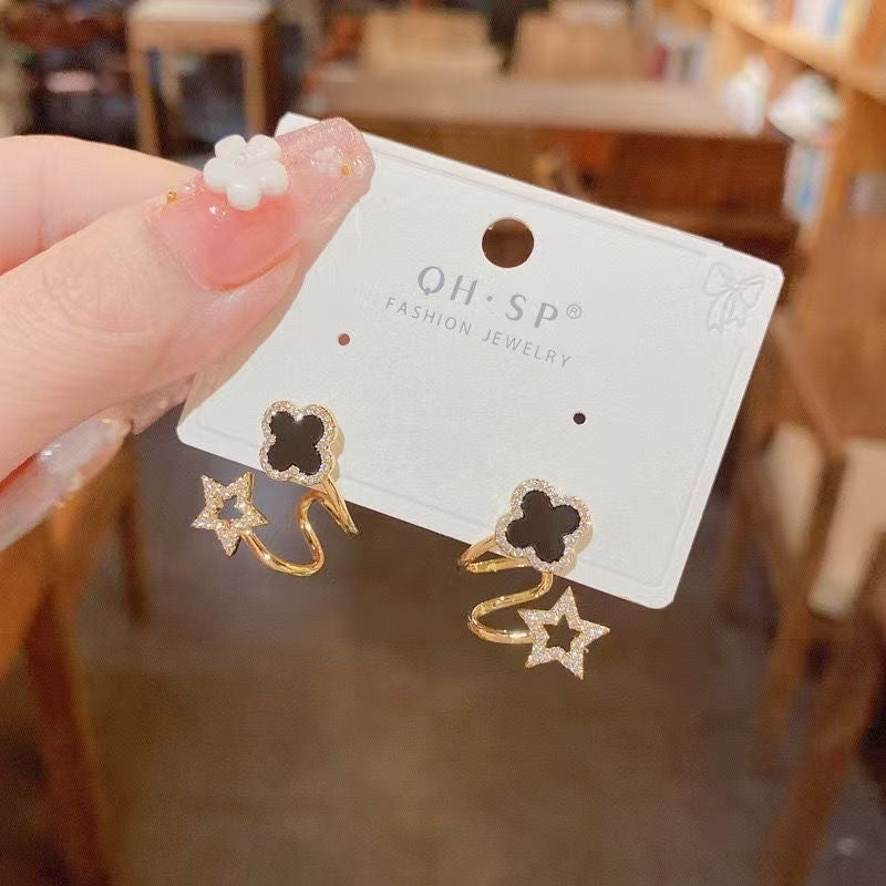 GOLDURA® CLOVER BLOOM STUD EARRINGS