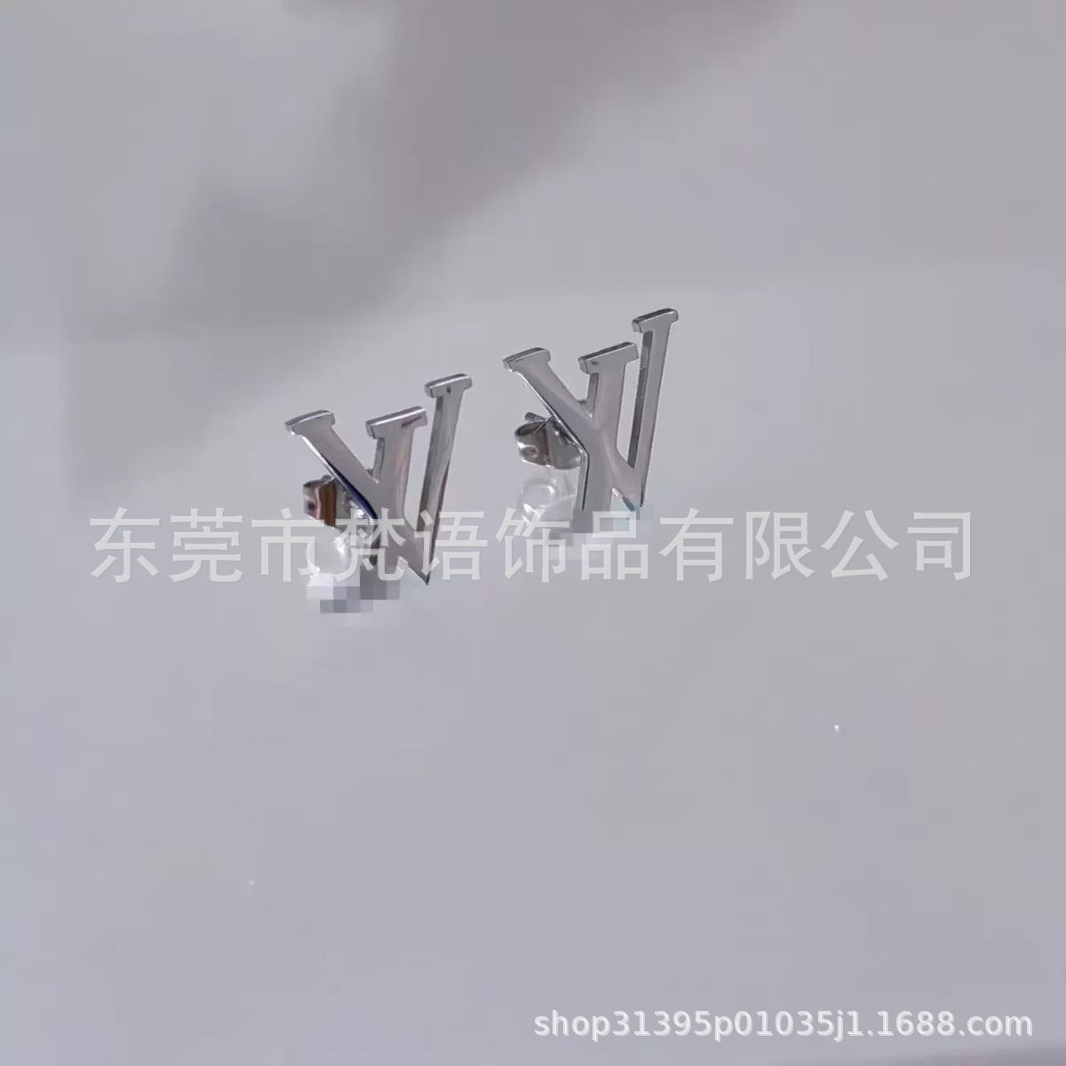 跨境钛钢大牌耳钉网红耳钉不掉色潮流logo风洗澡免摘厂家现货耳钉