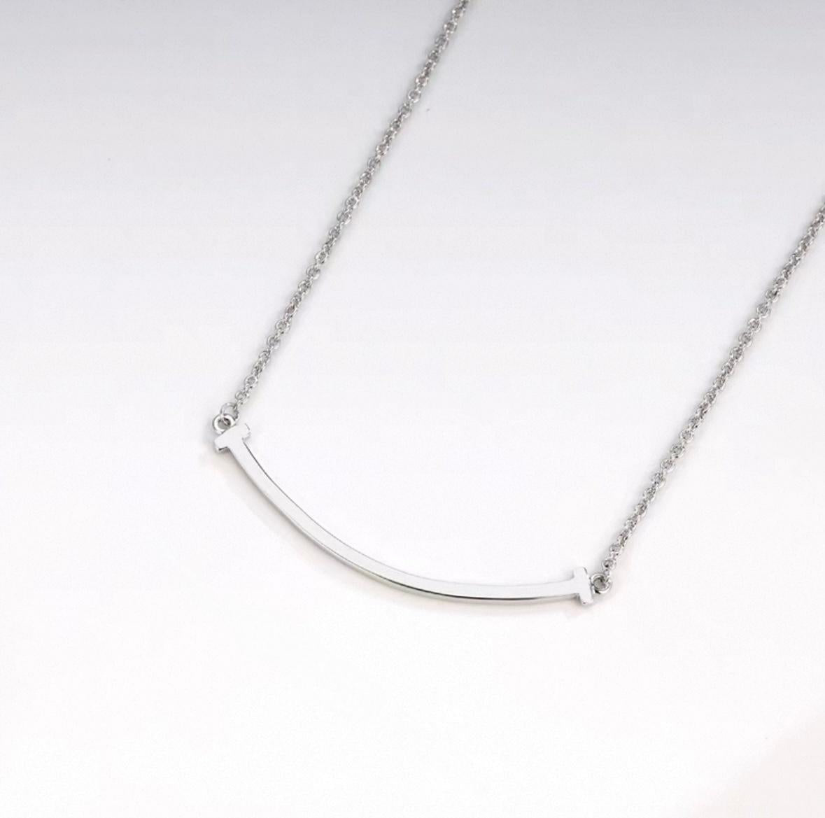 GOLDURA® SMILE ARC NECKLACE
