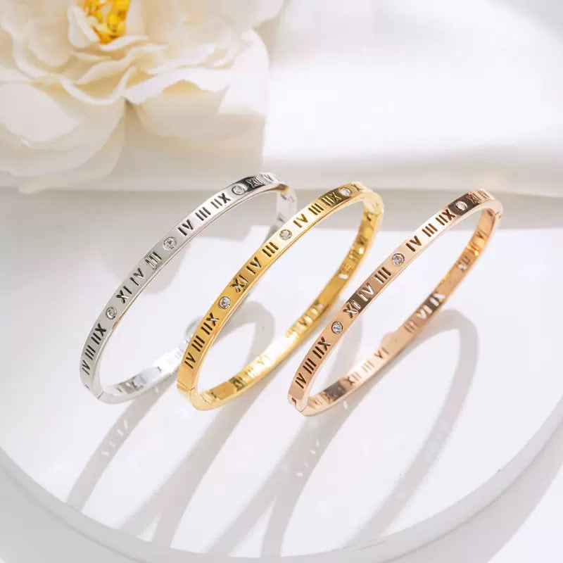 GOLDURA® ROMAN NUMERAL BANGLE