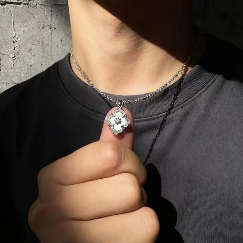 Rhombus Shell Clover Necklace