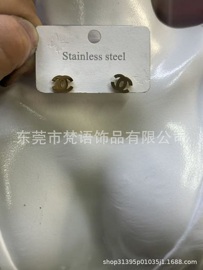 跨境钛钢大牌耳钉网红耳钉不掉色潮流logo风洗澡免摘厂家现货耳钉