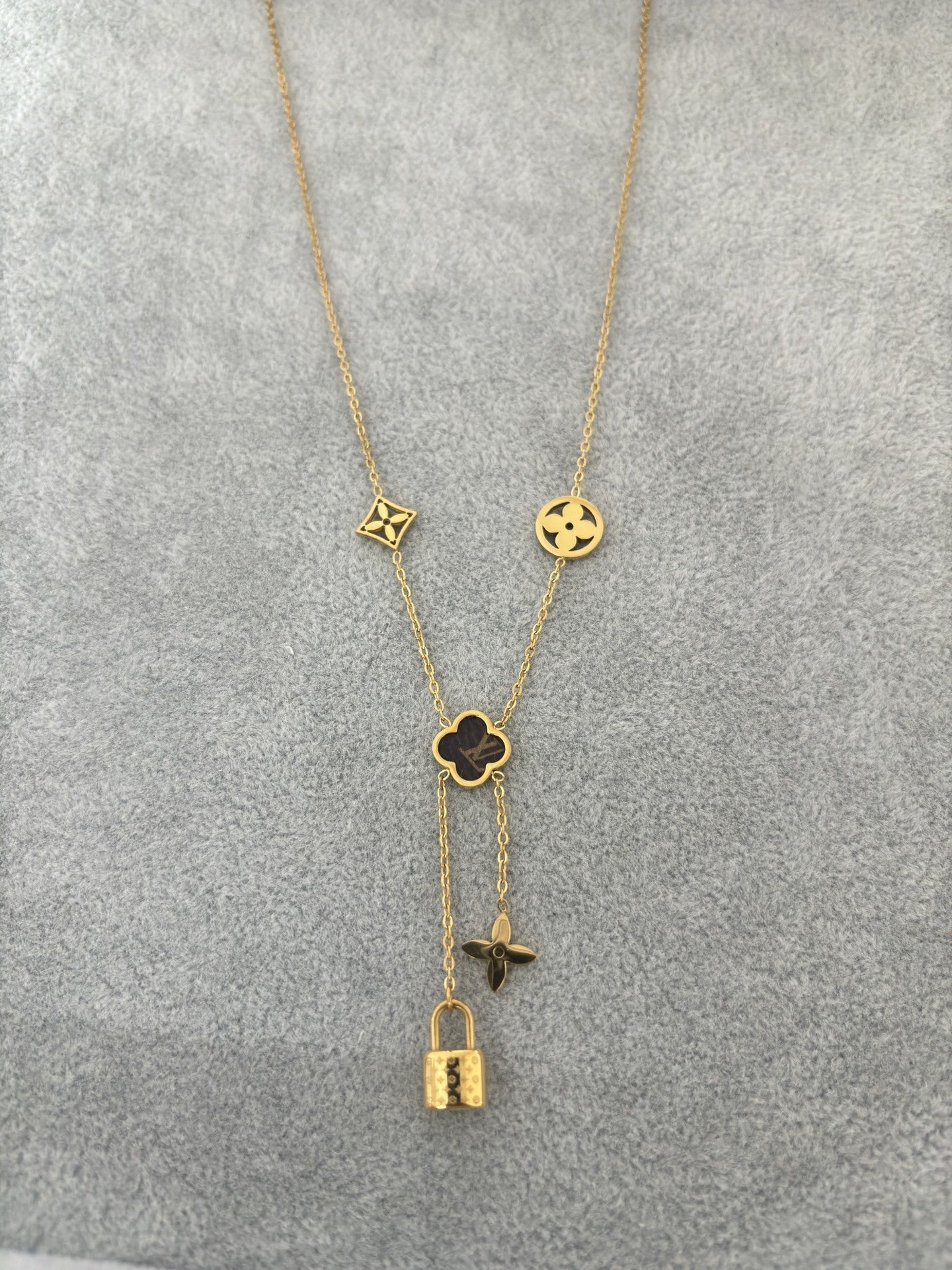 GOLDURA® CLOVER CHARM NECKLACE