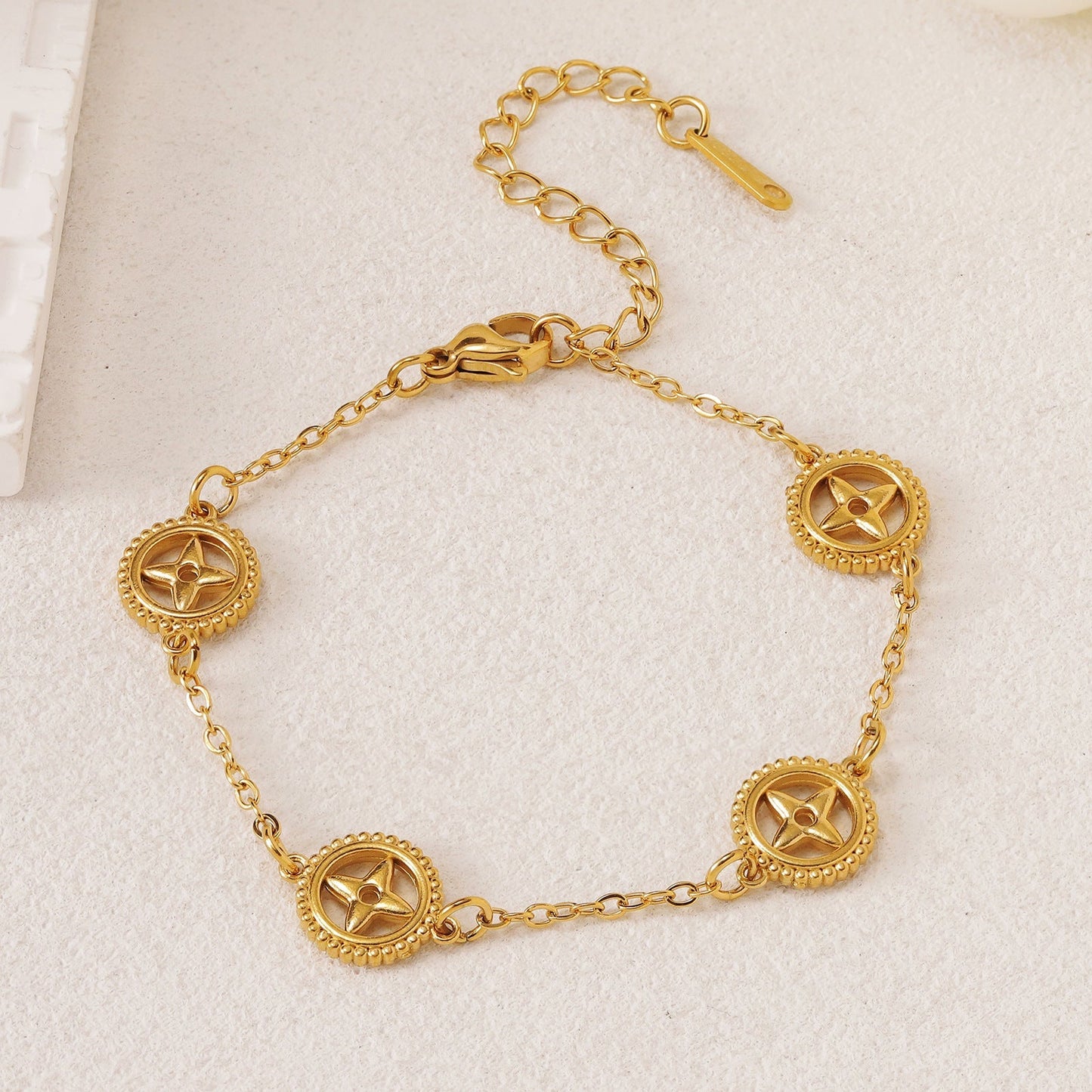 GOLDURA® HOLLOW CLOVER BRACELET