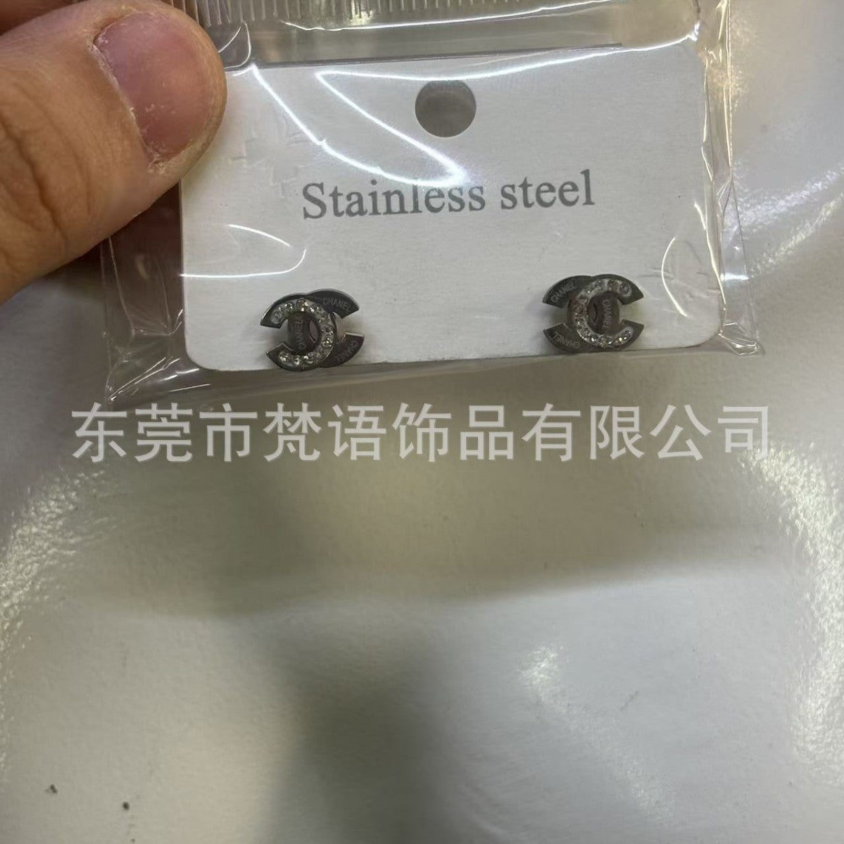 跨境钛钢大牌耳钉网红耳钉不掉色潮流logo风洗澡免摘厂家现货耳钉