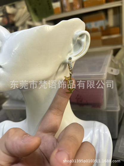 跨境钛钢大牌耳钉网红耳钉不掉色潮流logo风洗澡免摘厂家现货耳钉