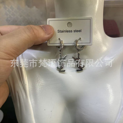 跨境钛钢大牌耳钉网红耳钉不掉色潮流logo风洗澡免摘厂家现货耳钉