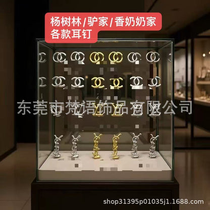 跨境钛钢大牌耳钉网红耳钉不掉色潮流logo风洗澡免摘厂家现货耳钉