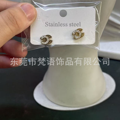 跨境钛钢大牌耳钉网红耳钉不掉色潮流logo风洗澡免摘厂家现货耳钉