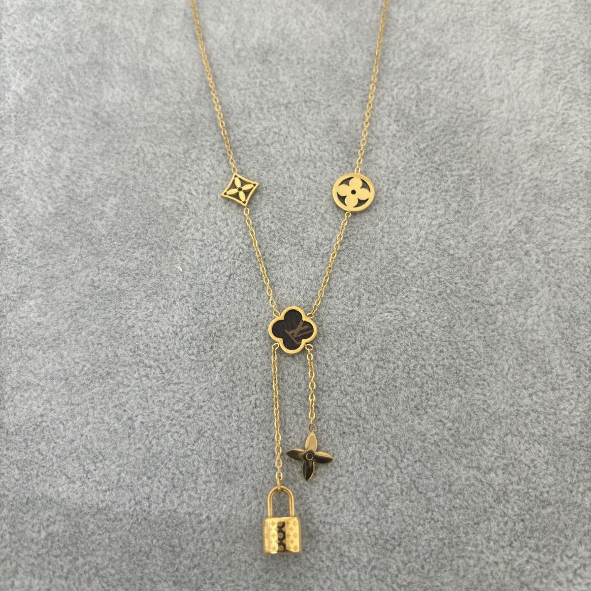 GOLDURA® CLOVER CHARM NECKLACE