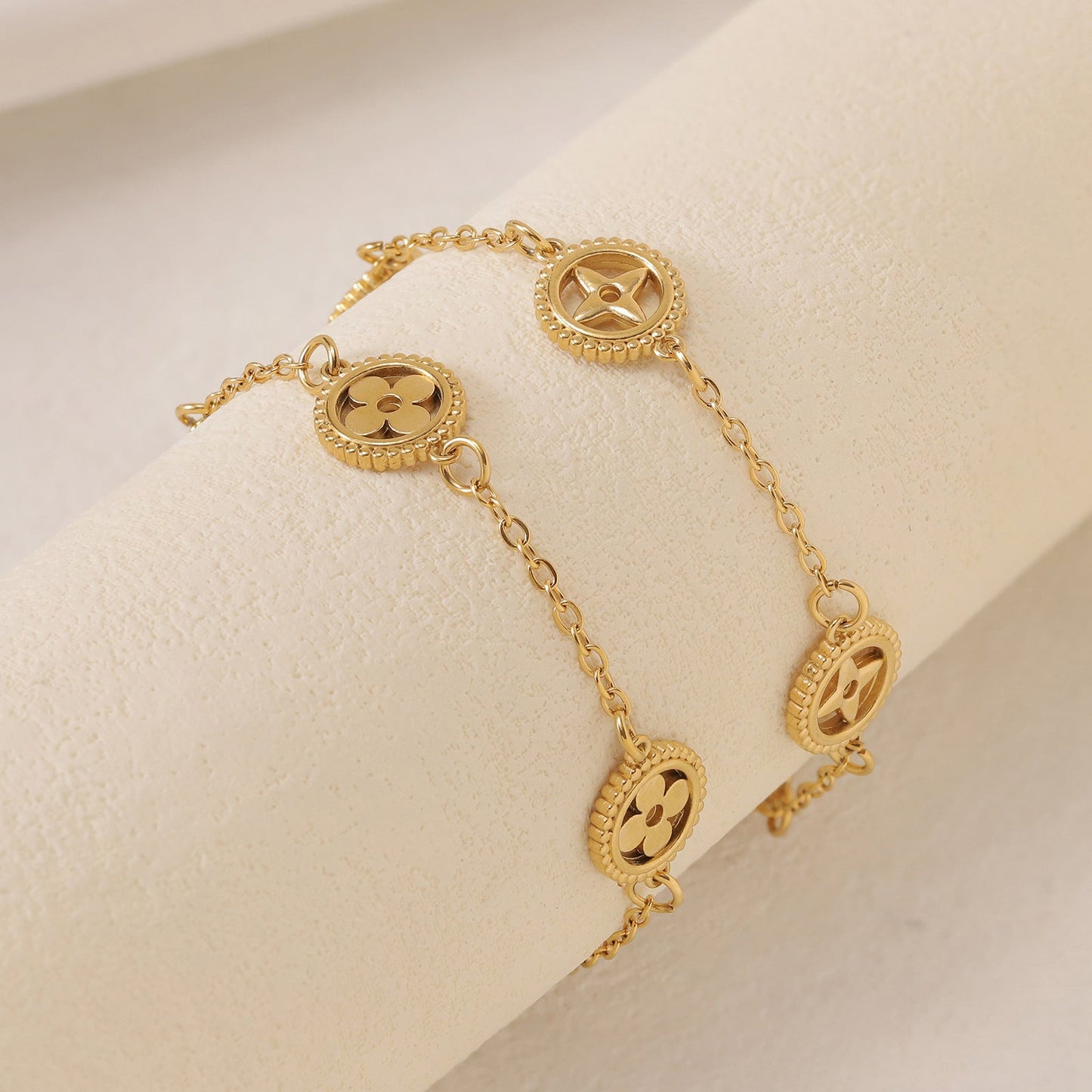 GOLDURA® HOLLOW CLOVER BRACELET