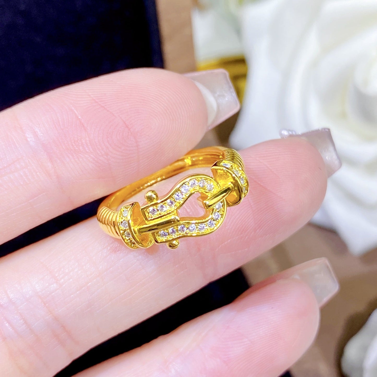 GOLDURA® PAVÉ HORSEBIT TWISTED RING