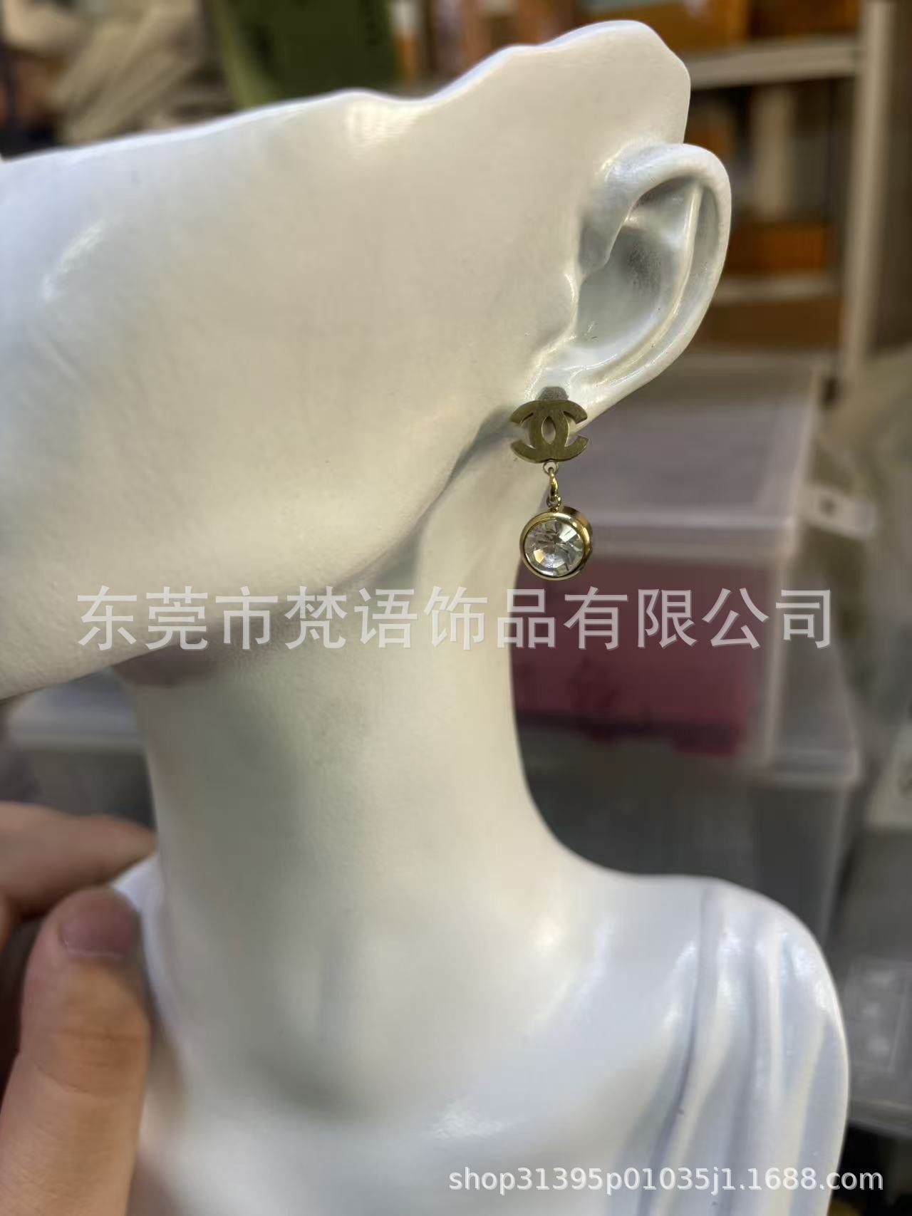 跨境钛钢大牌耳钉网红耳钉不掉色潮流logo风洗澡免摘厂家现货耳钉