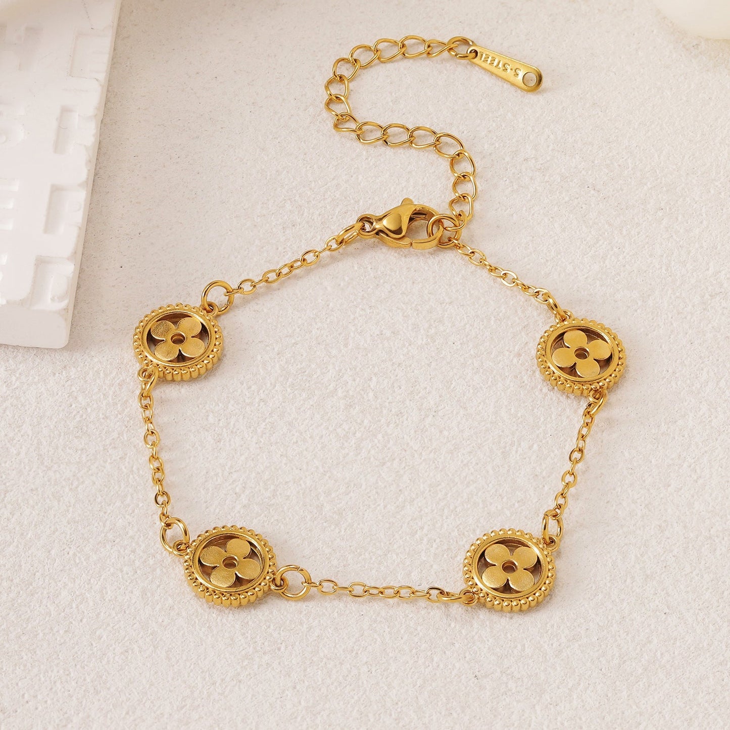 GOLDURA® HOLLOW CLOVER BRACELET