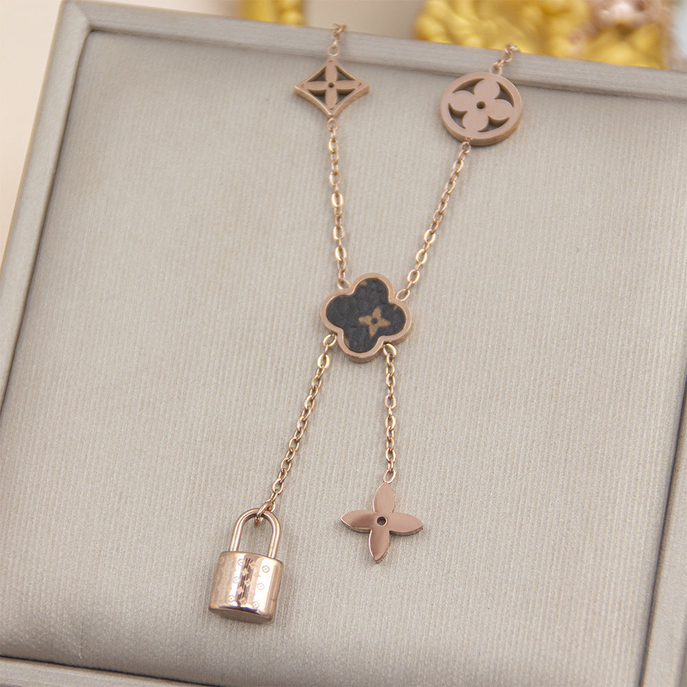 GOLDURA® CLOVER CHARM NECKLACE