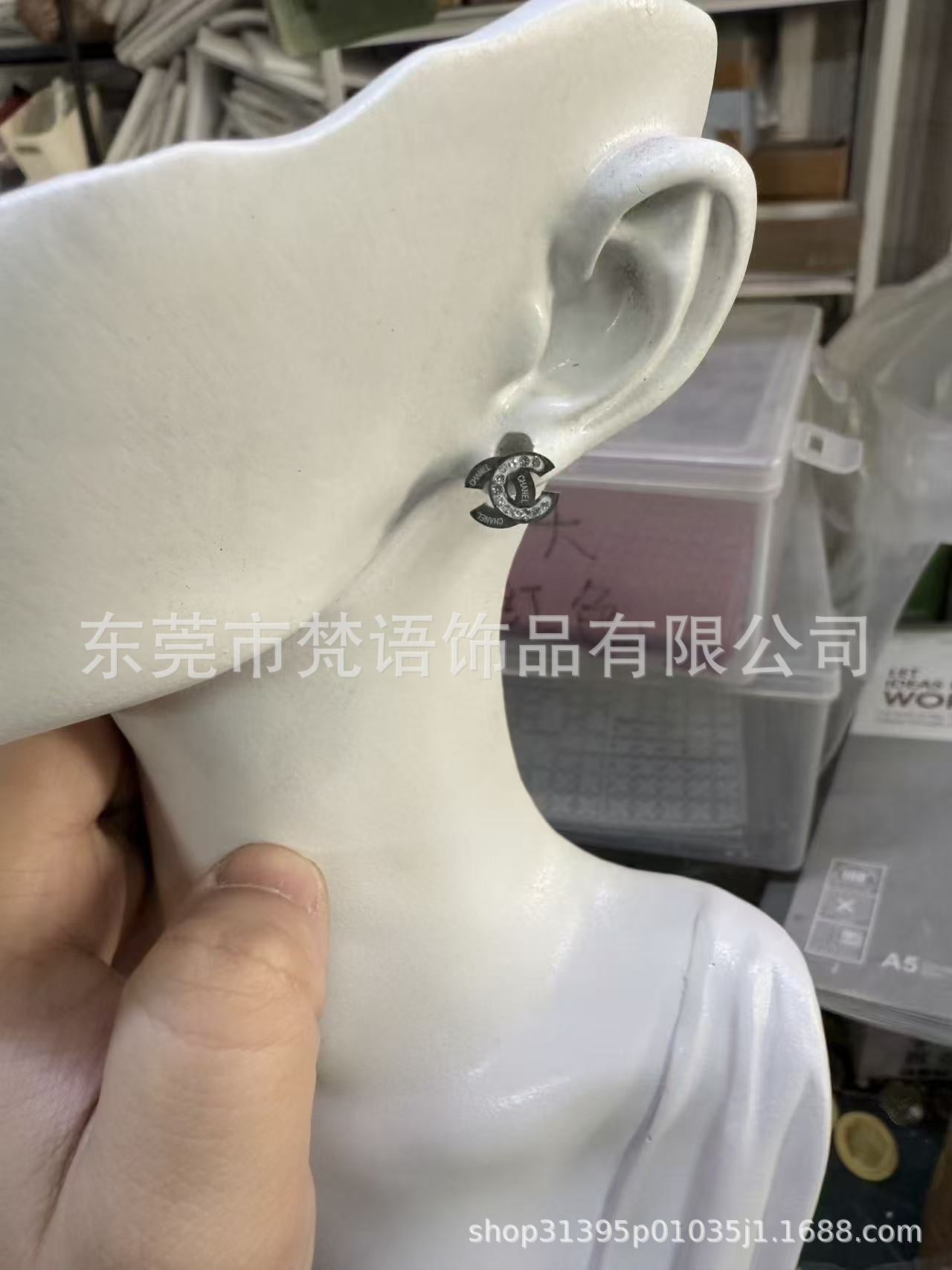 跨境钛钢大牌耳钉网红耳钉不掉色潮流logo风洗澡免摘厂家现货耳钉