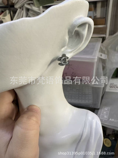 跨境钛钢大牌耳钉网红耳钉不掉色潮流logo风洗澡免摘厂家现货耳钉