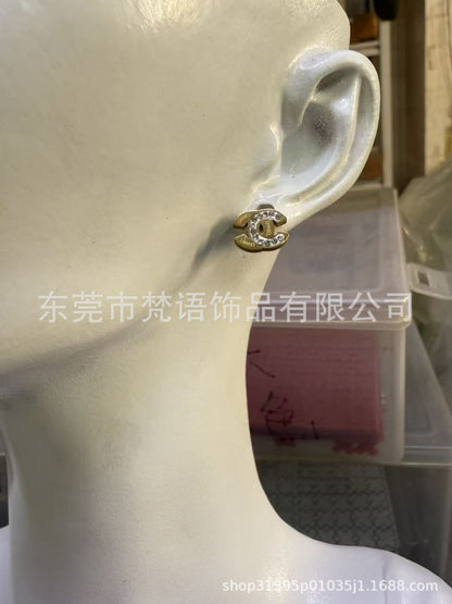 跨境钛钢大牌耳钉网红耳钉不掉色潮流logo风洗澡免摘厂家现货耳钉