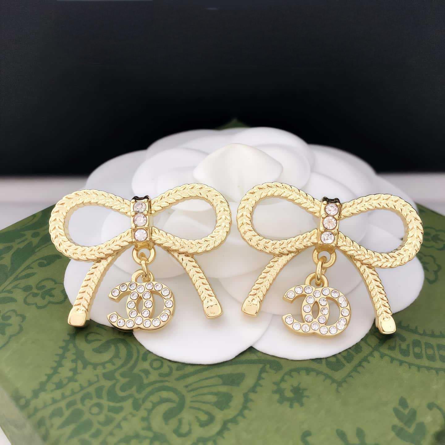 GOLDURA® DOUBLE C BOW EARRINGS