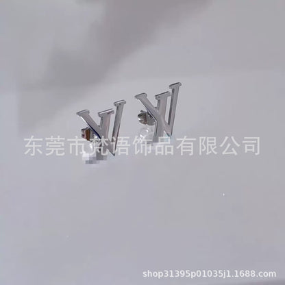 跨境钛钢大牌耳钉网红耳钉不掉色潮流logo风洗澡免摘厂家现货耳钉
