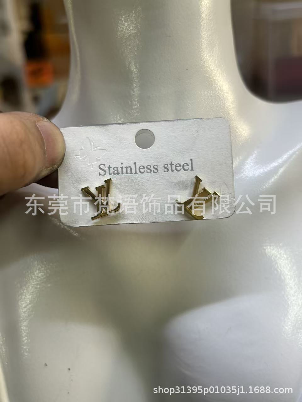跨境钛钢大牌耳钉网红耳钉不掉色潮流logo风洗澡免摘厂家现货耳钉
