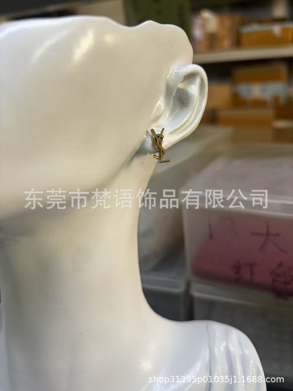 跨境钛钢大牌耳钉网红耳钉不掉色潮流logo风洗澡免摘厂家现货耳钉