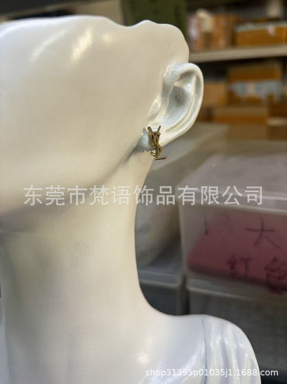跨境钛钢大牌耳钉网红耳钉不掉色潮流logo风洗澡免摘厂家现货耳钉