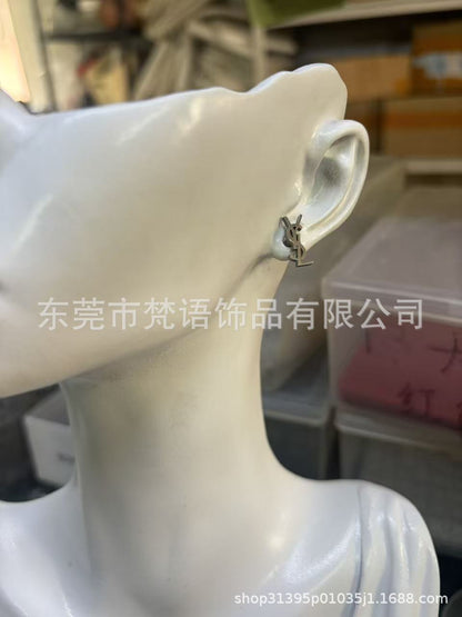 跨境钛钢大牌耳钉网红耳钉不掉色潮流logo风洗澡免摘厂家现货耳钉