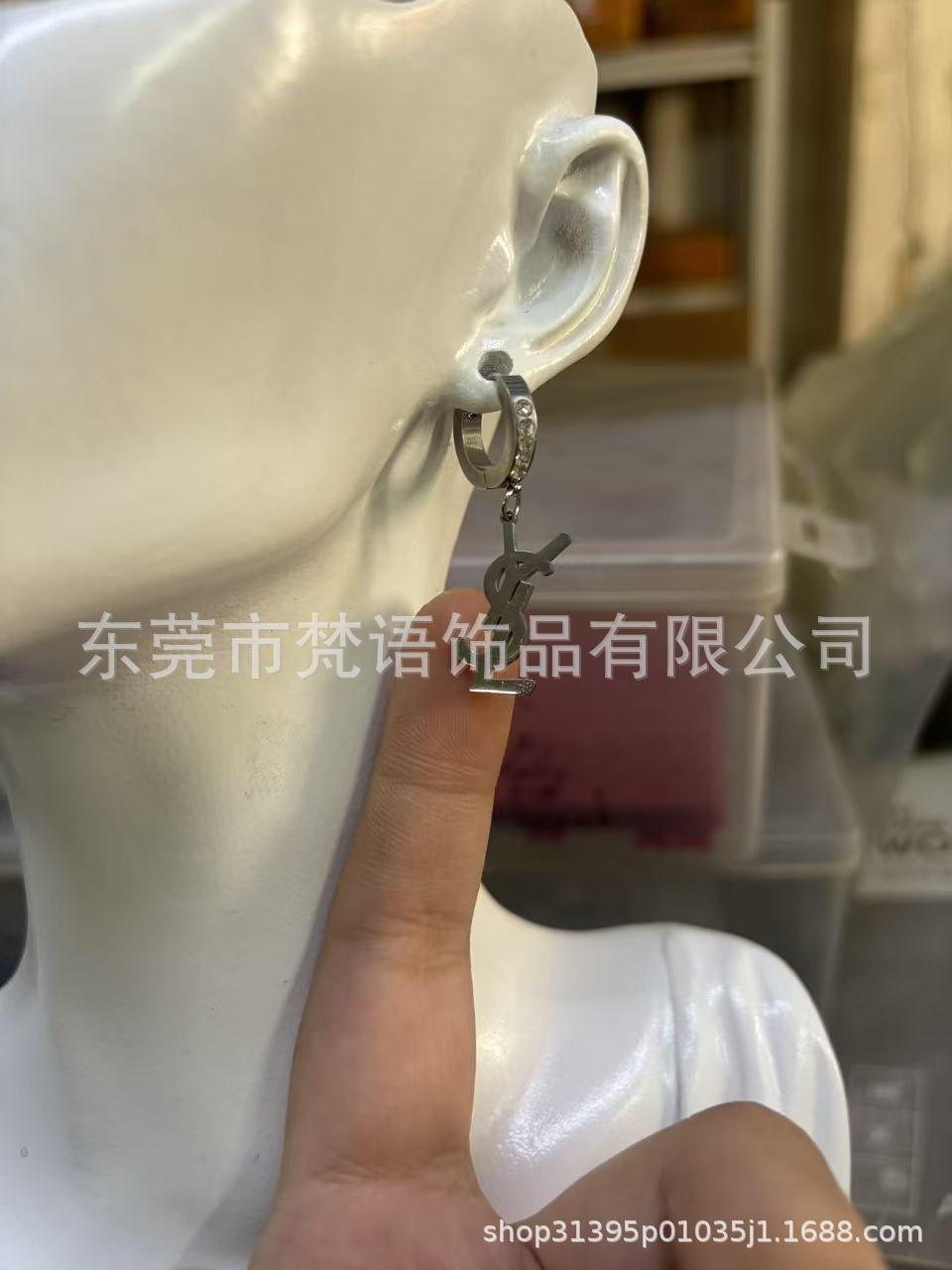 跨境钛钢大牌耳钉网红耳钉不掉色潮流logo风洗澡免摘厂家现货耳钉