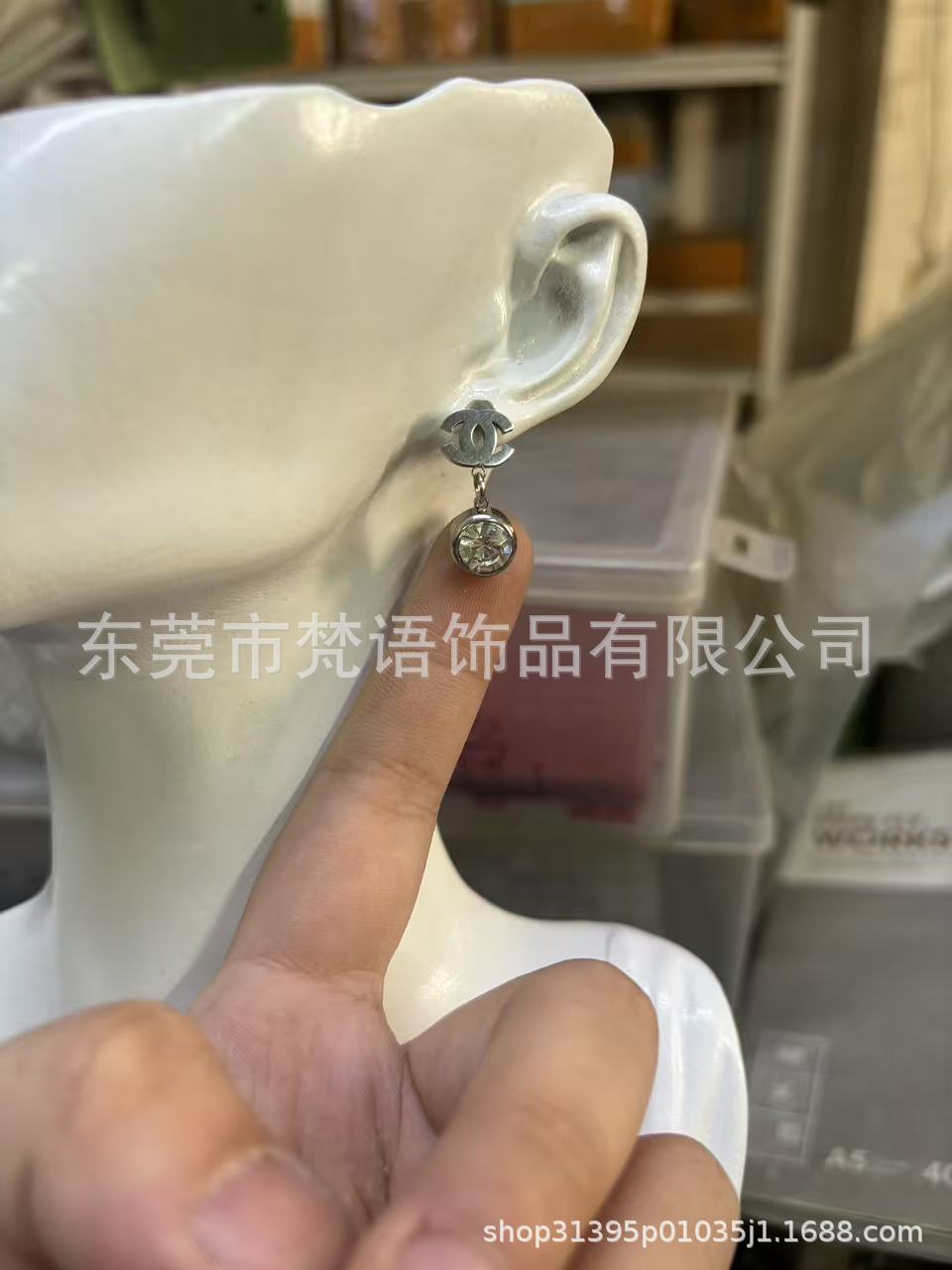 跨境钛钢大牌耳钉网红耳钉不掉色潮流logo风洗澡免摘厂家现货耳钉