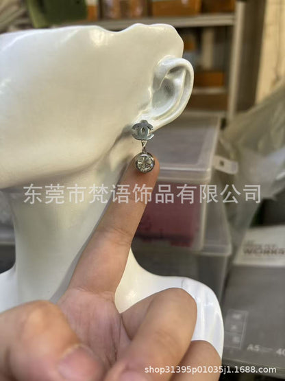 跨境钛钢大牌耳钉网红耳钉不掉色潮流logo风洗澡免摘厂家现货耳钉